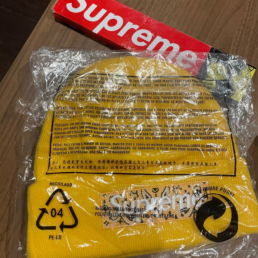 Supreme bandana print box logo beanie in yellow. Brand new authentic supreme